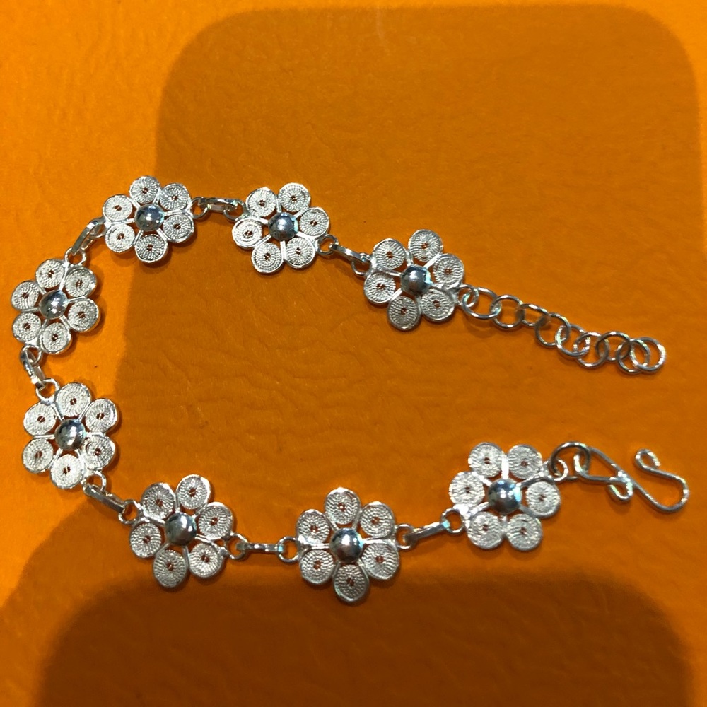 Silver flower 🌸 bracelet - gorgeous